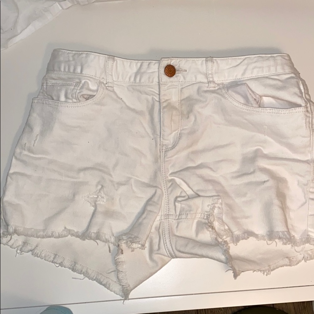GAP KIDS WHITE DISTRESSED SHORTS WITH FRINGE